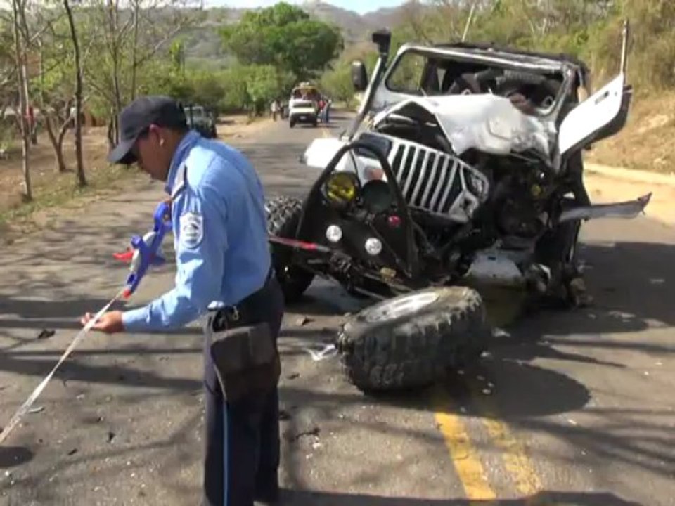 Dos lesionados deja violenta colisión entre 4x4 y camión en Estelí.