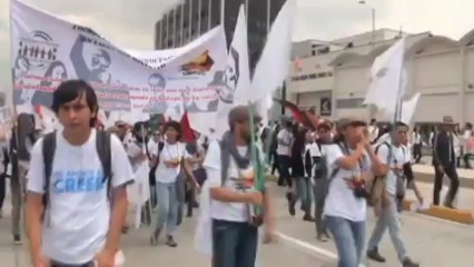 Una multitudinaria marcha blanca pide la paz en Colombia