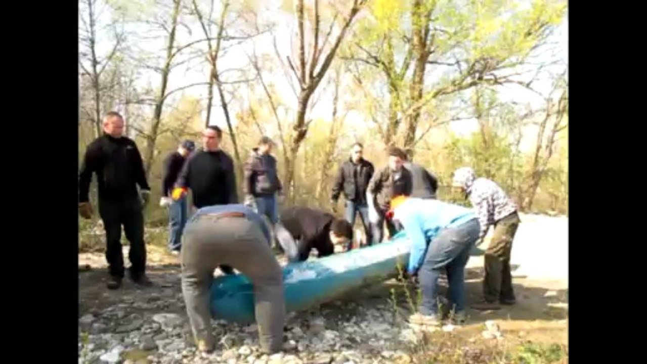 Acta , non parla  (ramassage de dechets en berge de fleuve)
