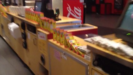 Milk Duds Domino dans une poubelle