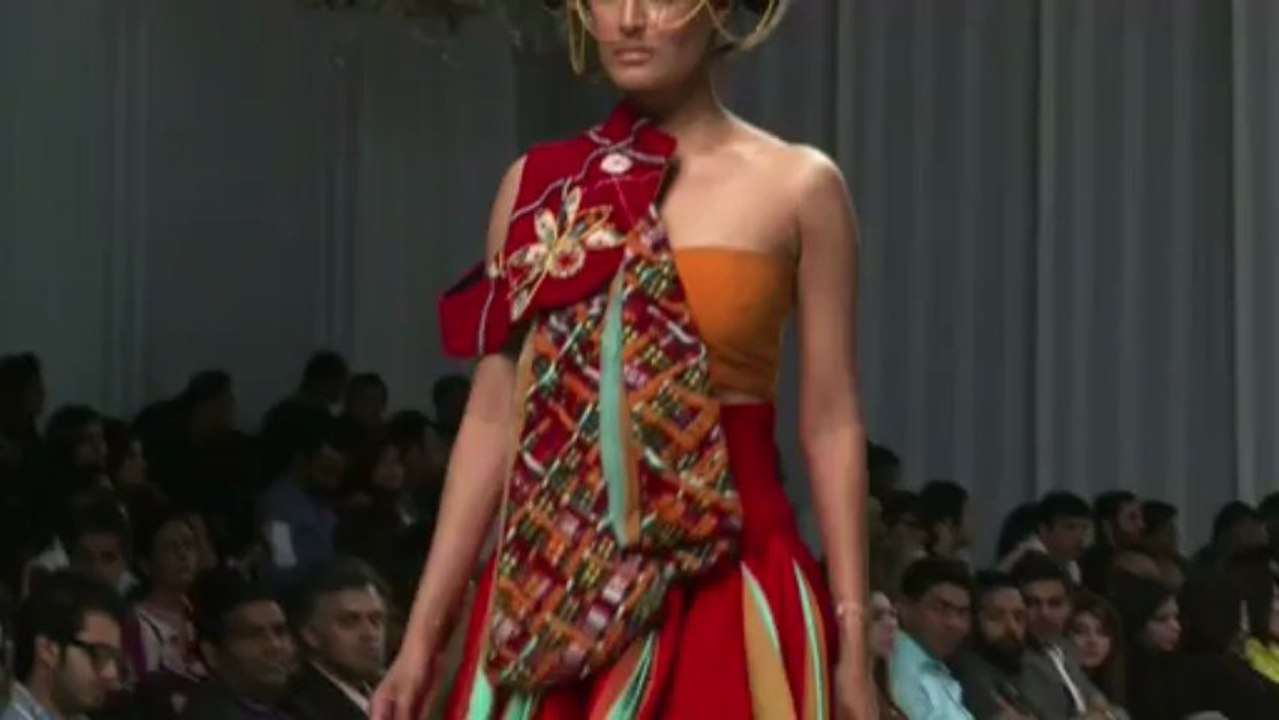 Couleurs vives et imprimés lors de la Fashion Week au Pakistan