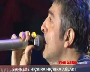 Sahnede hıçkıra hıçkıra ağladı