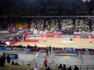 Η είσοδος των παικτών του Ολυμπιακού στο ΣΕΦ