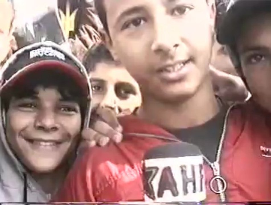 السابعة صباحا يصل الموكب المتوجه من اقليم بركان الى الدارالبيضاء للمشاركة في المسيرة المليونية التي قام بها المغاربة احتجاجا على اعداء وحدتنا الترابية تصوير وتعليق الصحفي المتطوع الاستاذ المقتدر محمد محي