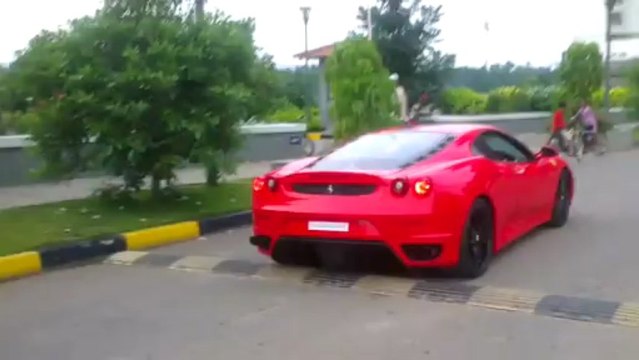 Un enfant conduit une Ferrari