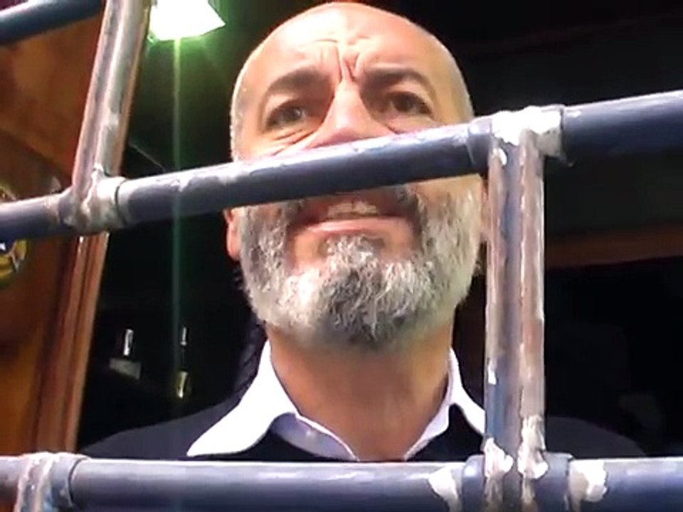 Napoli - Cariche polizia per protesta dei commercianti contro la ztl -3- (10.04.13)