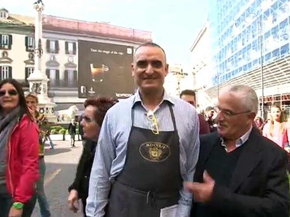 Napoli - Ztl, i commercianti si ribellano: scontri con la polizia -3- (10.04.13)