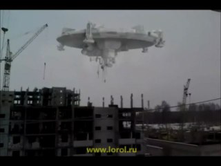 Инопланетяне помогают строить дома.