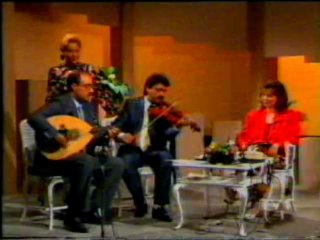 MERAL MANSUROĞLU - SEVGİ DOLU ŞU GNLÜM BİR KUŞ GİBİ KANATLI