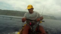 Pêcheur dans un kayak rencontre un requin