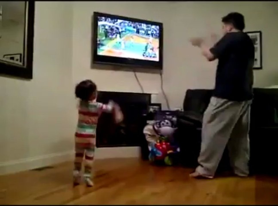 Petite fille trop mignone imite son papa énervé