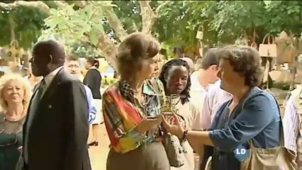 La Reina Sofía en un mercadillo de Mozambique