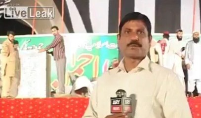 Le présentateur s'énerve et met une gifle à un enfant !