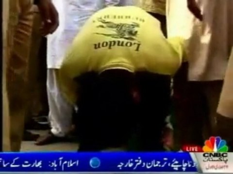 PML-N workers’ strange protest against tickets’ allotment in Lahore