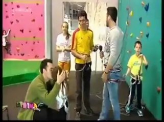 Χρήστος Νέζος - Κάνει αναρρίχηση στην... παιδική πίστα