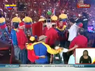 Pueblo de Bolívar, Maradona y cientos de pajaritos dan bienvenida a Maduro en apotéosico cierre
