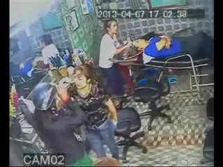 Lắp đặt camera tại Thanh Hóa - 0904.909.891 - Nữ quái' trộm iPhone, ví tiền tại tiệm tóc Hà Nội