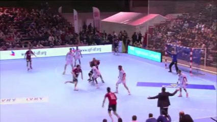 L'Ivryen Sebastian Simonet délivre une passe magnifique à son pivot Veljko Indjic lors de la 20e journée
