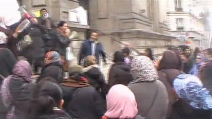 Paris : Colère des mal-logés à la Mairie du 10ème arrondissement.