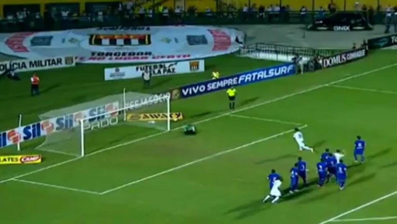 Neymar strzela gola z rzutu wolnego