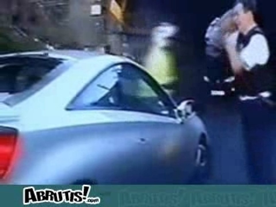 Cinglé en voiture contre la police