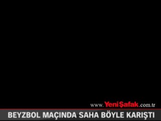 Beyzbol maçında saha böyle karıştı