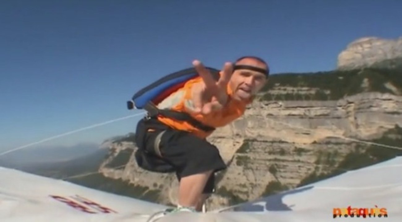 Deltaplane vs Basejumper - 2012