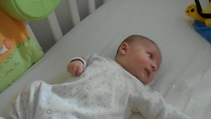 Hugo regarde son mobile