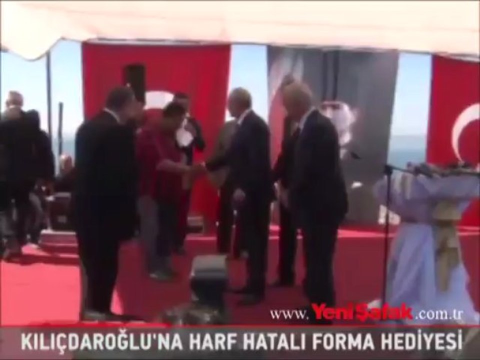 Kılıçdaroğlu'na harf hatalı forma hediyesi