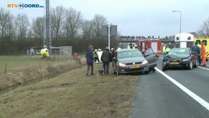 Tải video: Moeder en kinderen gewond na remmen voor eend - RTV Noord