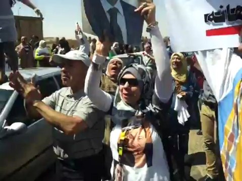 هتفات ابناء مبارك اليوم امام اكاديميه مبارك للآمن فى اولى جلسات اعاده المحاكمه