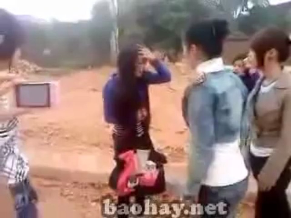 Nữ sinh đánh nhau dữ dội ngoài đường