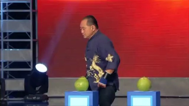 Record du monde : Percer 4 noix de coco avec un doigt