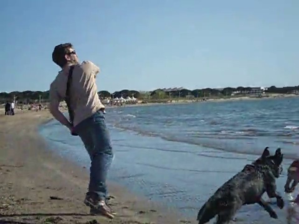 Première baignade pour les filles cette année au Grau-du-Roi !