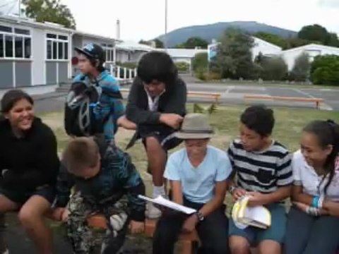 Les élèves chantent ensemble a Turangi pour s'amuser
