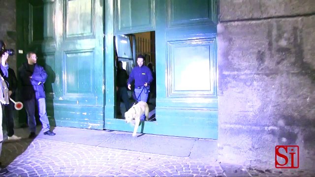 Napoli - Falso allarme bomba al Comune -1- (13.04.13)