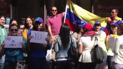 Los venezolanos en París ejercen su derecho al voto