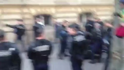 Des mères embarquées par la police