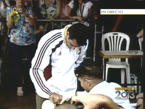 Candidato Henrique Capriles ejerció su derecho al voto