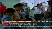 Vicepresidente Arreaza junto a su familia ejercen su voto