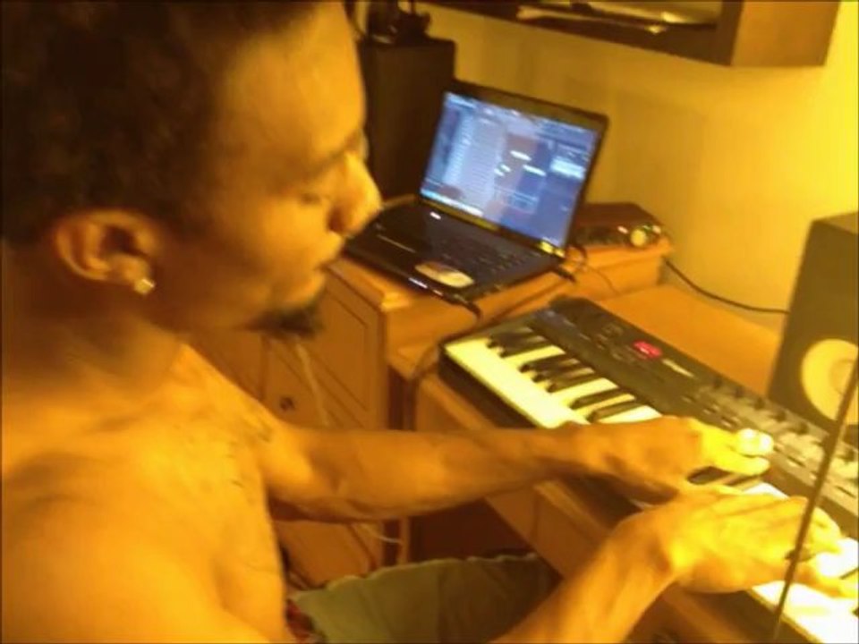 Producer Krayzazz Traxx Makes An R&B Beat