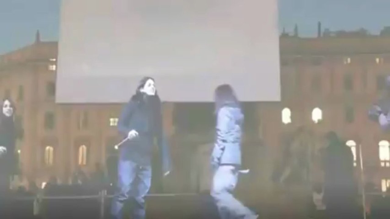 Beppe Grillo a Milano Arrendetevi siete circondati!