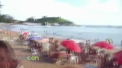 Rio de Janeiro, fanno sesso in acqua a pochi metri dalla spiaggia affollata