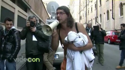 Paolini show al M5S, Grillo spazzi via i preti pedofili