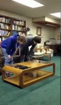 Il se fait évanouir et tombe sur une table