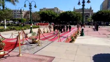 محافظ و مدير أمنةالاسكندرية يضعان اكليل زهور على قبر الجندى المجهول