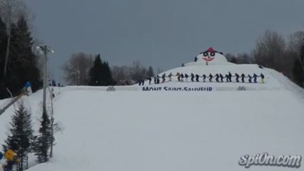 Backflip en ski d'une chaîne humaine