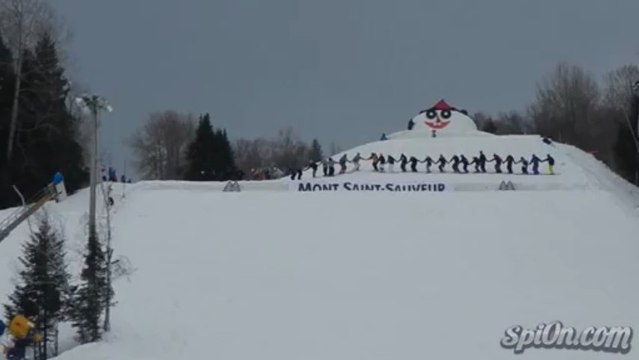 Backflip en ski d'une chaîne humaine