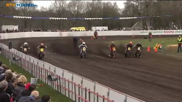Beelden crash Mark Stiekema bij grasbaanraces Vries - RTV Noord