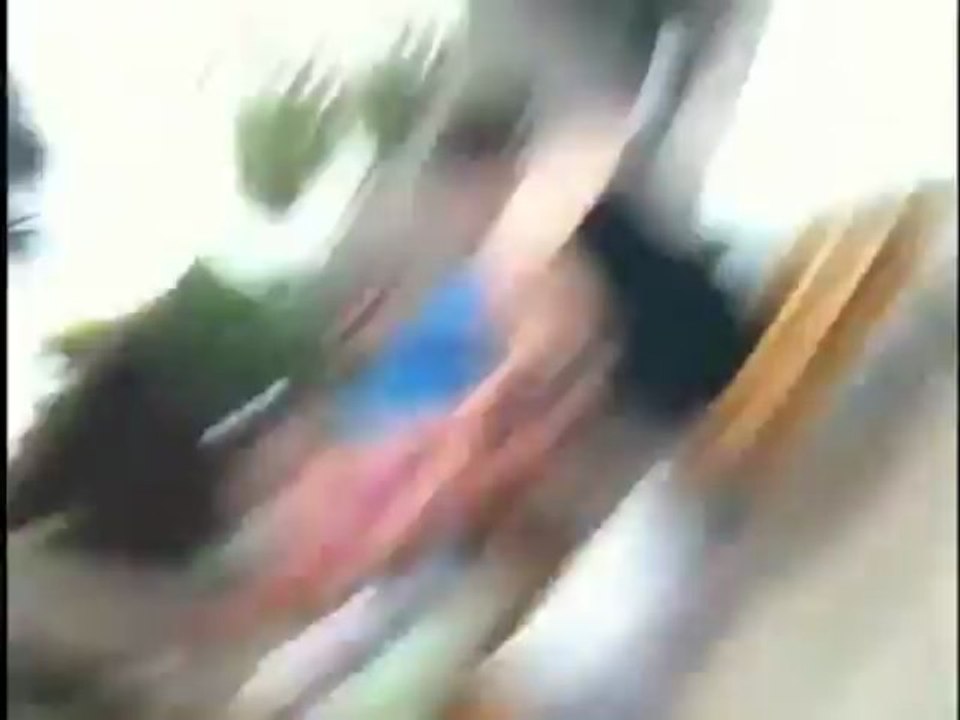 Fille en bikini fail à la piscine